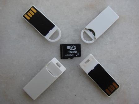  T-Flash Plus, USB Disk & Micro-SD Card Reader (Plus T-Flash, disque USB et Micro-SD Card Reader)