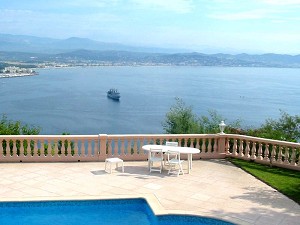 Gebäude mit Blick auf die Bucht von Cannes (Gebäude mit Blick auf die Bucht von Cannes)