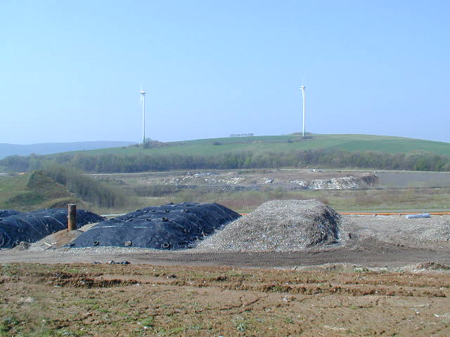 Landfill Cover For Eliminating Odorous Gas (Couverture d`enfouissement pour l`élimination de gaz odorants)