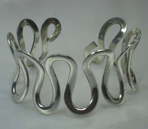  Silver Cuffs ( Silver Cuffs)