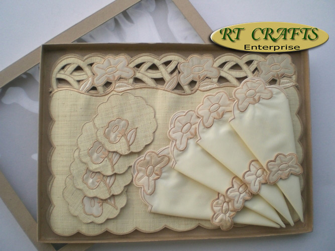 Handcrafted Table Runner ( Handcrafted Table Runner)