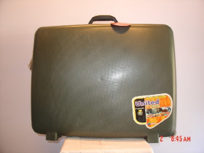  Suitcase With Wheels (Une valise à roulettes)