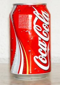  Coca Cola Cans With Greece, Swedish, English OR French Stickers. . . (Coca-Cola-Dosen mit Griechenland, Schwedisch, Englisch oder Französisch Sticker)