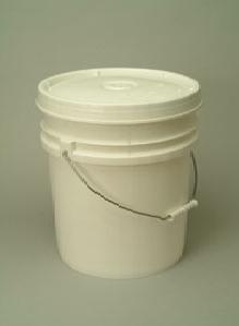  Un Plastic Pail (Un Plastikeimer)