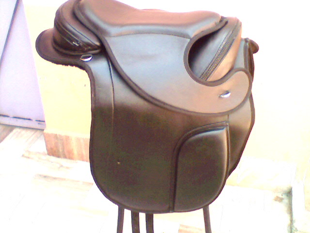  London Dressage Treeless Saddle