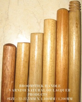  Broomstick Handle With Varnish (Lacquer) (Manches à balai avec un vernis (laque))