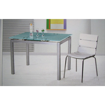  Extension Table and Chairs (Rallonge de table et chaises)