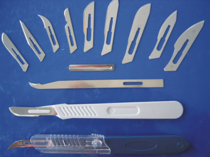  Surgical Blades and Scalpel (Les lames chirurgicales et un bistouri)