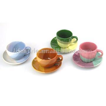  Stoneware Cups and Saucers (Grs tasses et soucoupes)