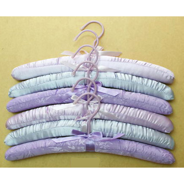  Satin Hangers (Cintres en satin)