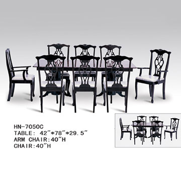  Dining Table and Chairs (Table et chaises)