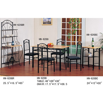  Dining Table and Chairs (Table et chaises)