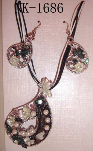  Necklace (Collier)