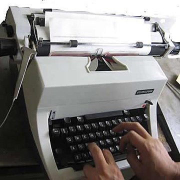  Typewriter (Пишущая машинка)
