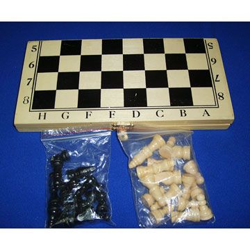  Various Chess Made of Different Materials (Различные шахматы, изготовленные из различных материалов)