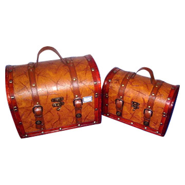  Wooden Box With Leather Covering (Wooden Box With Leather Couvrant)