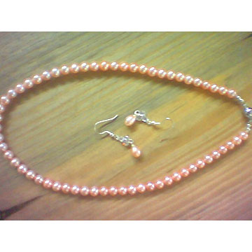  Pearl Necklace and Earring Set (Perlenkette und Ohrringe Set)