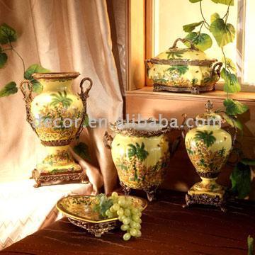 Brass Mounted Porcelain Vase, Jar and Planter (Cuivres Gendarmerie Vase en porcelaine, Jar et jardinières)