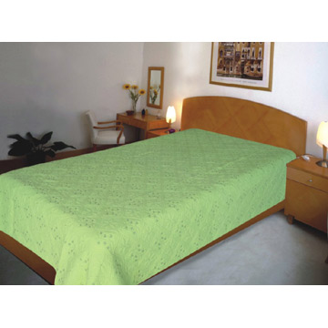  Embroidered Quilt (Edredon brodé)