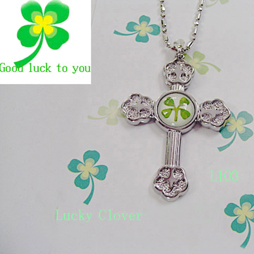  Lucky Clover Latin Cross Necklace (Lucky Clover croix latine Collier)