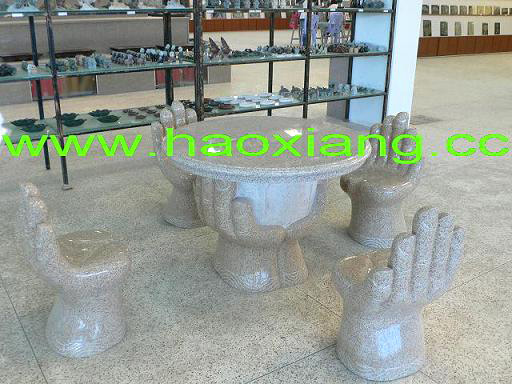  Stone Table and Stool (Stone Table et Tabouret)