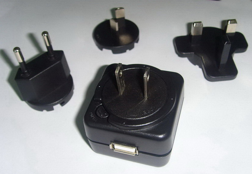  Interchangeables USB Output Plugs (Interchangeables sortie USB jacks)