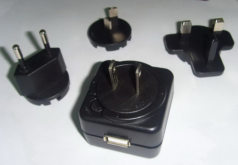  Interchangeables USB Output Plugs (Interchangeables USB-Ausgang Stecker)