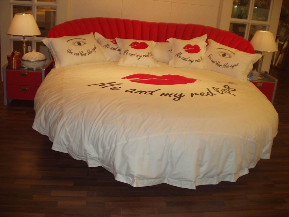  Bed and Bedding