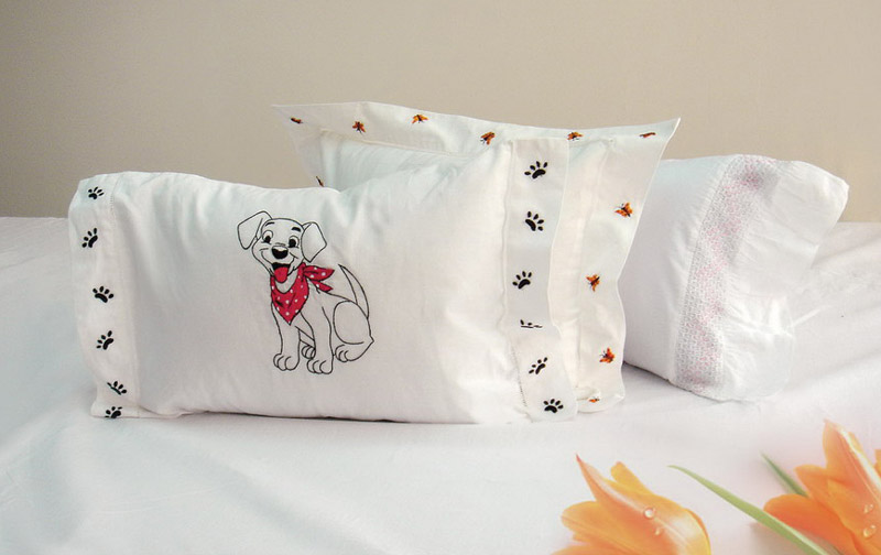  Pillowcase With Handmade Hemstitch, Cutwork, And Drawnwork (Taie d`oreiller avec la main Ourlet à jour, CUTWORK, Et Drawnwork)