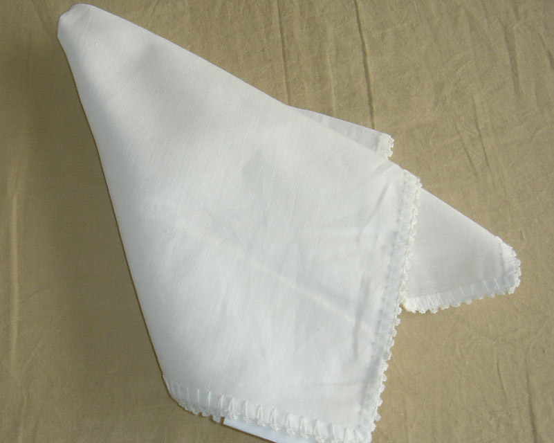  Napkin With Handmade Hemstitch, Cutwork, And Drawnwork (Serviette avec la main Ourlet à jour, CUTWORK, Et Drawnwork)