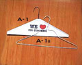  Paint-Soaked & Paper-Wrapped Hanger with Shoulder (Peinture-Soaked & Paper-Wrapped Hanger à l`épaule)