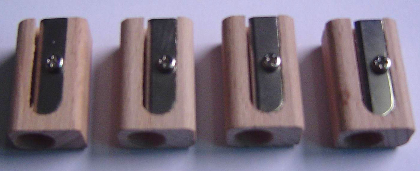  Wooden Sharpener (Taille-crayon en bois)