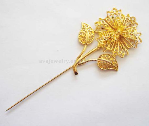  Gold Brooch With Large Charm