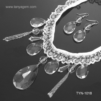  White Necklace with Earrings ( White Necklace with Earrings)