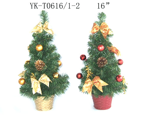 Decorated Christmas Tree (Украшенная елка)