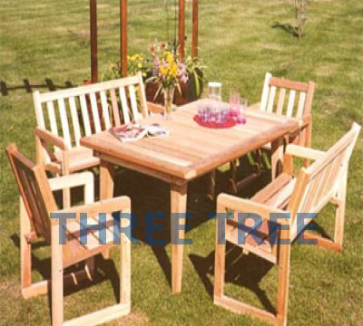  Garden Table and Chairs (Table et chaises de jardin)
