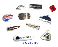  Labels, Logos, and Metal Accessories (Étiquettes, de logos, des métaux et des accessoires)