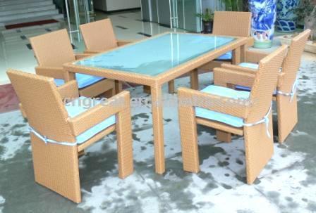  Rattan Table and Chairs (Table et chaises en rotin)