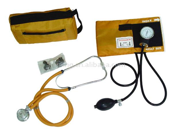  Aneroid Sphygmomanometer and Stethoscope (Anéroïde Tensiomètre et stéthoscope)