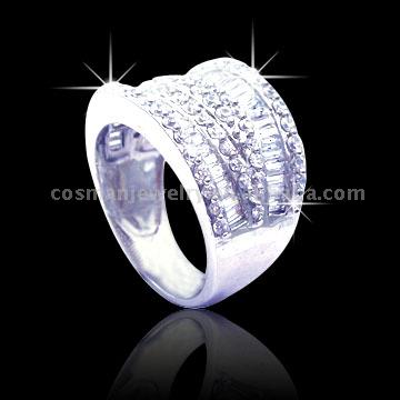  925 Silver Ring Inlaid with CZ Stones (925 Серебряное кольцо с инкрустацией камнями CZ)