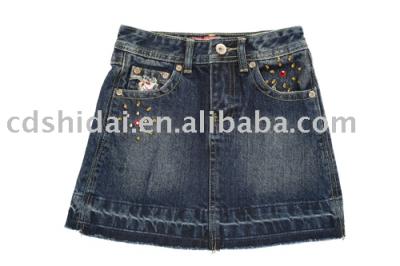 jean skirt with brand name (jupe jean avec un nom de marque)