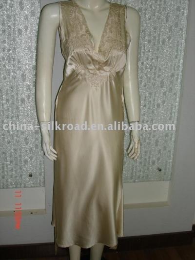 silk nightgown (шелковой ночной рубашке