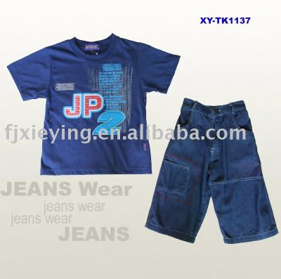 sports t-shirt with jeans short (Sports en t-shirt avec un jean court)