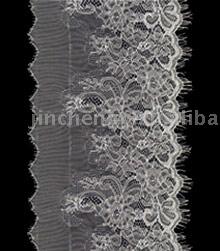 Trimming lace (Découper la dentelle)