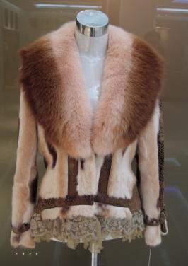 rex rabbit fur coat with red fox fur collar (rex rabbit fur coat with red fox fur collar)