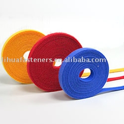 Self-adhesive hook and loop (Auto-adhésive et crochet de la boucle)