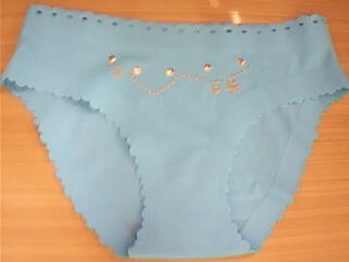 one piece panties (une pièce de petite culotte)