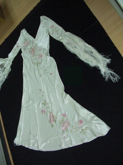 100% silk satin embroidery dress (100% silk satin embroidery dress)