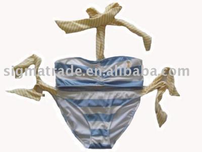 Bikini wear %26 Beach wear (Bikini 26% portent les vêtements de plage)