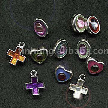 Metal beads with enamel (Perles de métal avec de l`émail)